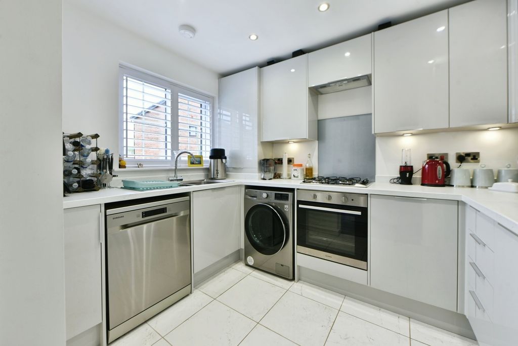 Property photo 3 of 17 Kitchen