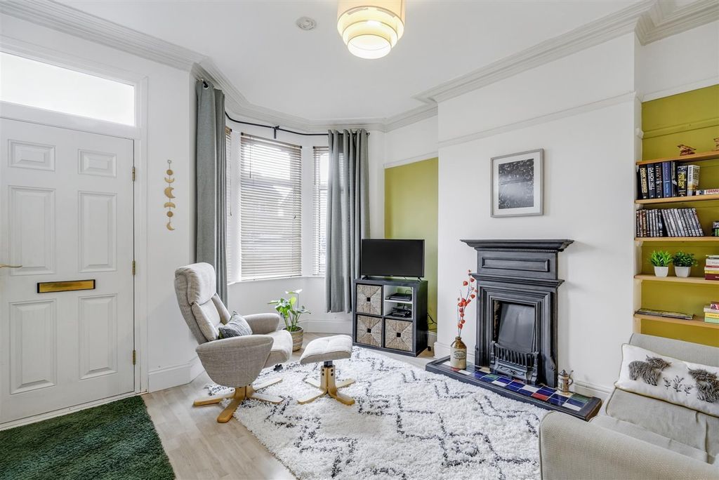 Property photo 2 of 17 Lounge