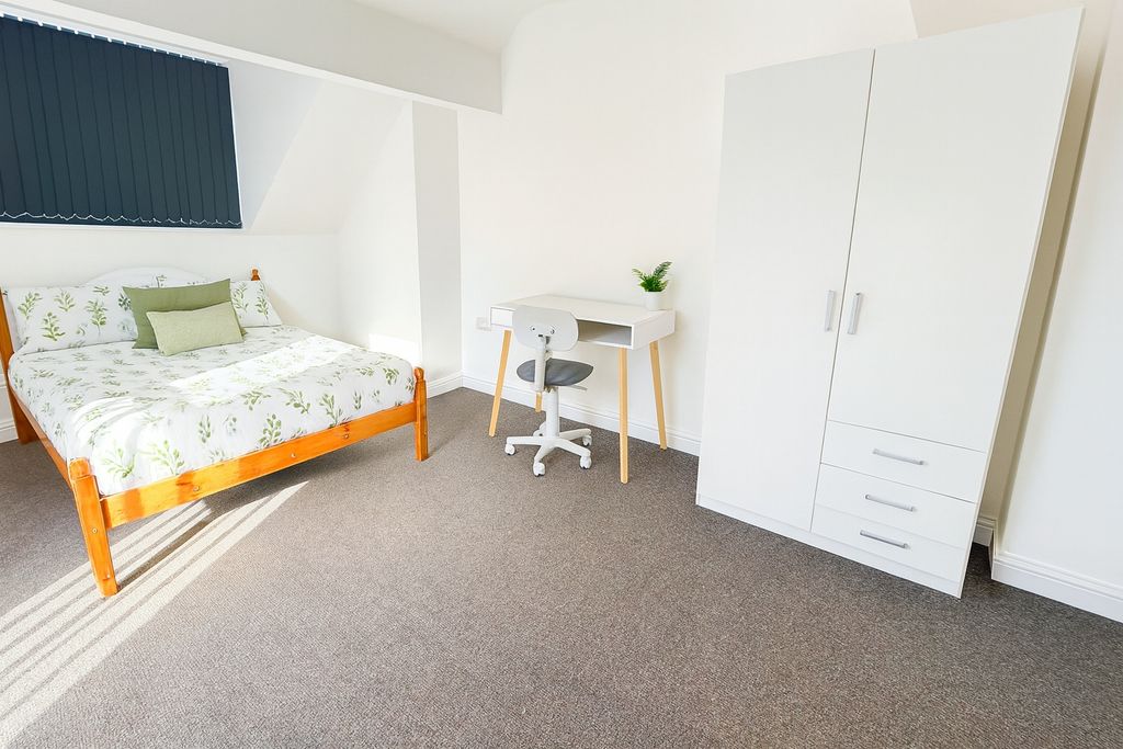 Property photo 3 of 6 A Bright And Tidy Bedroom Featuring A Comfortable ...