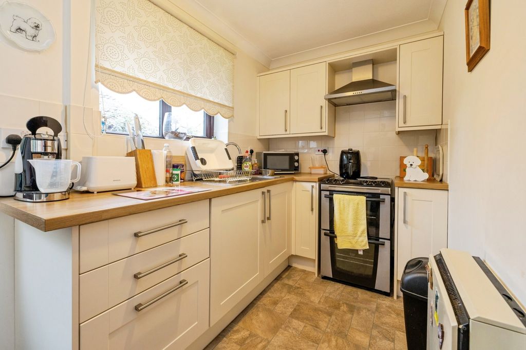 Property photo 2 of 8 Kitchen