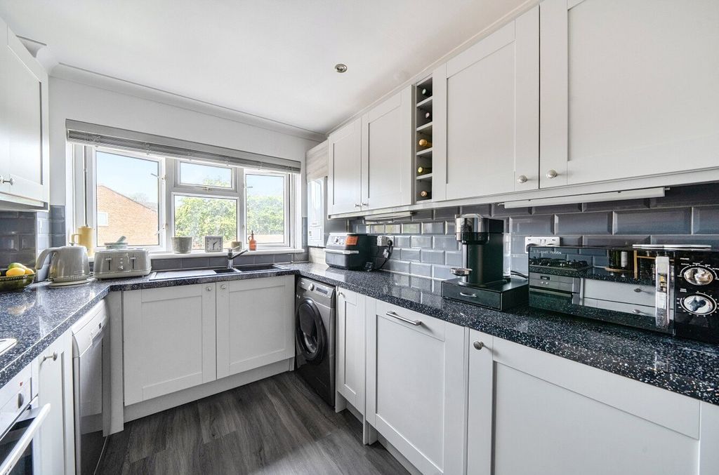 Property photo 3 of 11 Kitchen