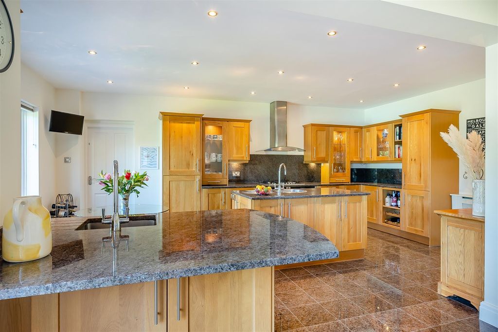 Property photo 3 of 30 8564879-Interior44.Jpg