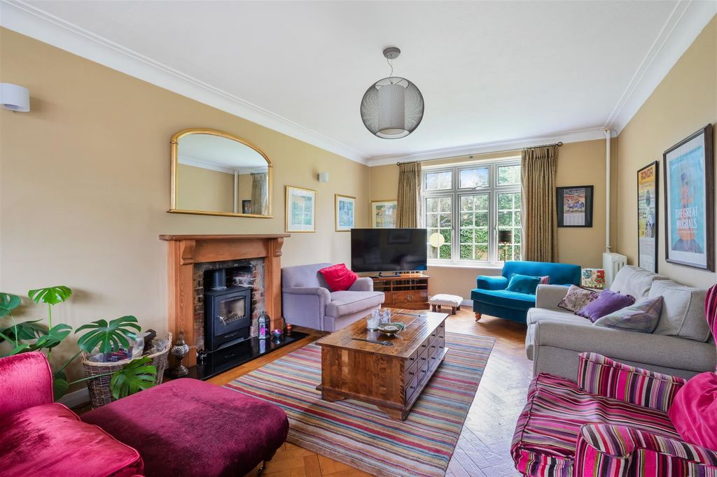 Property photo 2 of 25 Dorling Drive