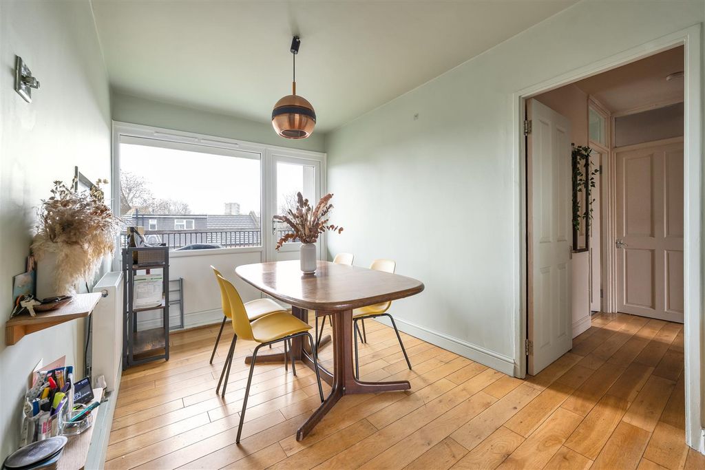 Property photo 3 of 20 Beaumont Square, E1