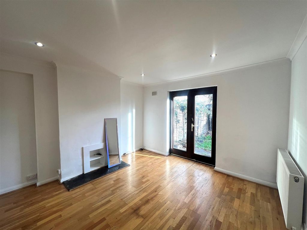 Property photo 2 of 9 Coopers Estate Agents