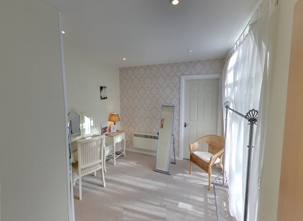 Property photo 2 of 9 Worcester - 23 Reindeer Court, Worcestershire Wr1 2Ds