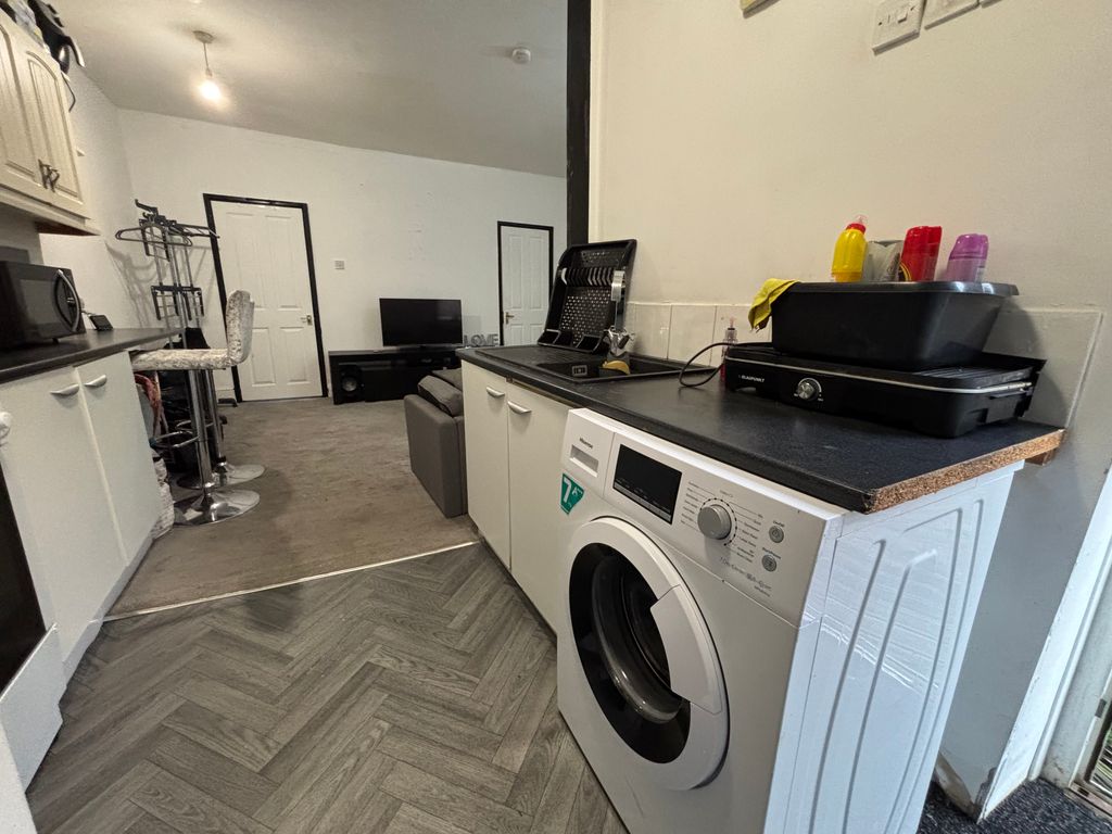 Property photo 3 of 13 Washing Machine