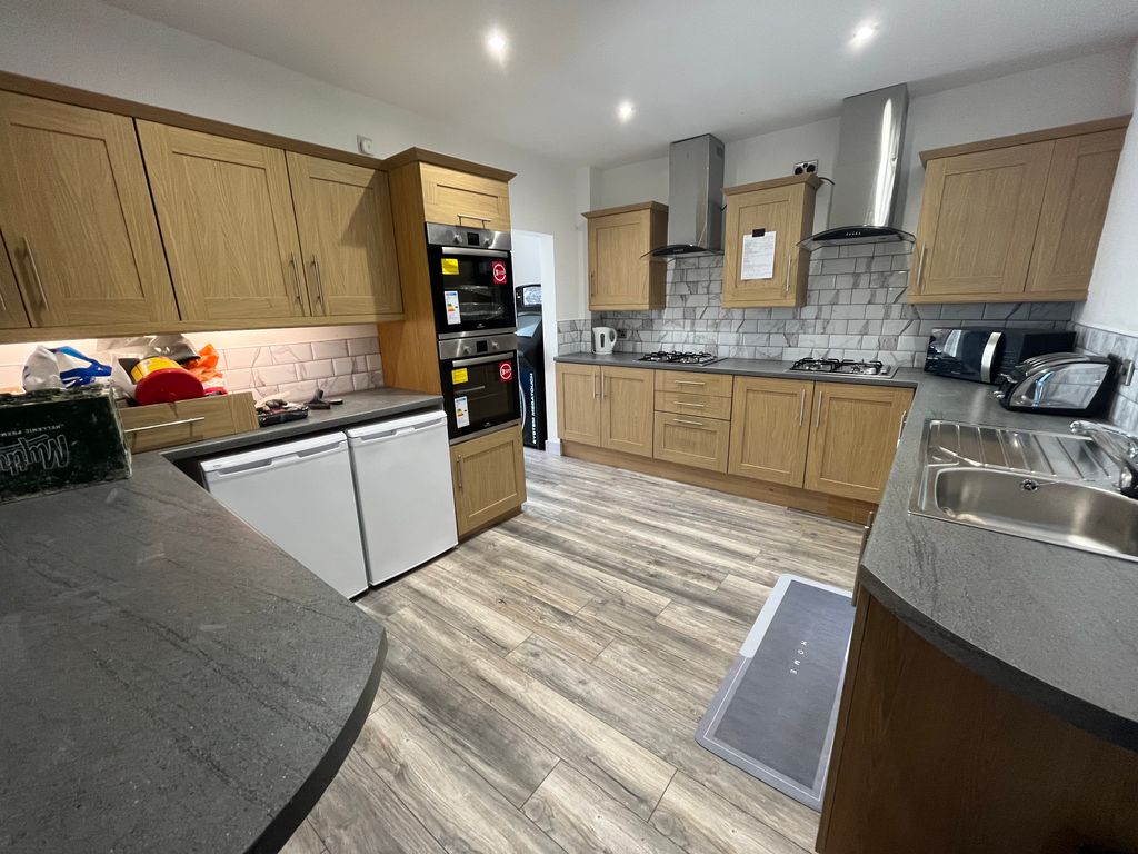 Property photo 2 of 6 Kitchen