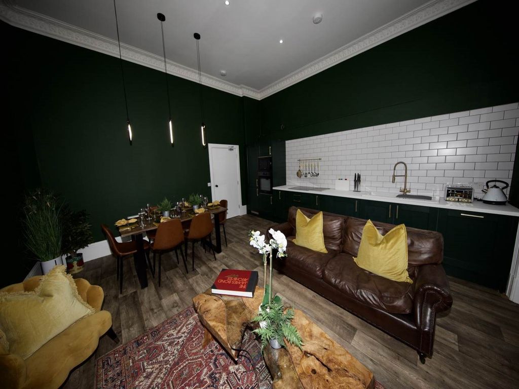 Property photo 3 of 12 Living Space