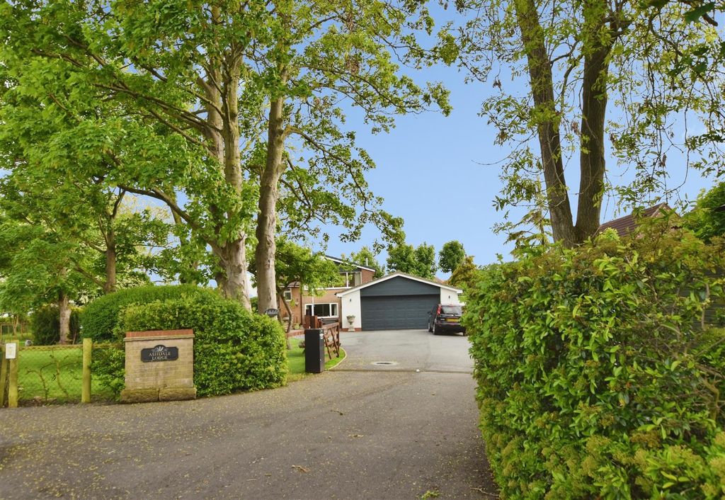 Property photo 2 of 44 122Ddf93-Front 20Entrnace.Jpg
