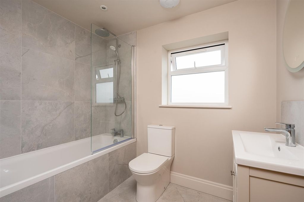 Property photo 3 of 10 Bathroom