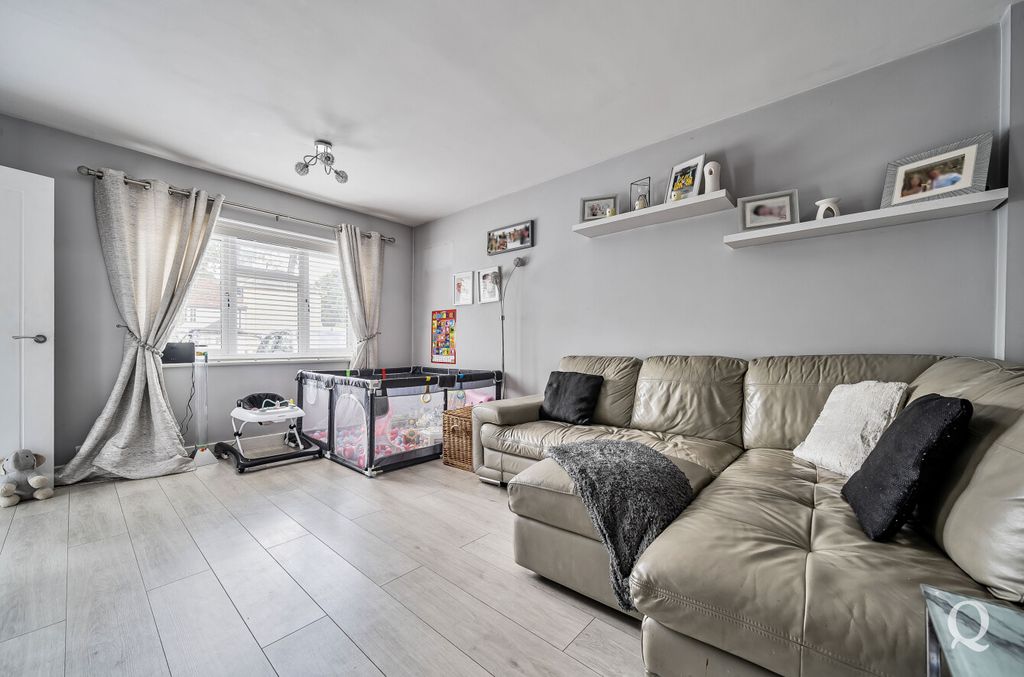 Property photo 3 of 16 c2724A7d-28B1-4Ca...