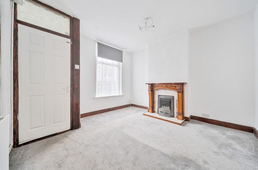 Property photo 2 of 8 1376224-1-690dc71...