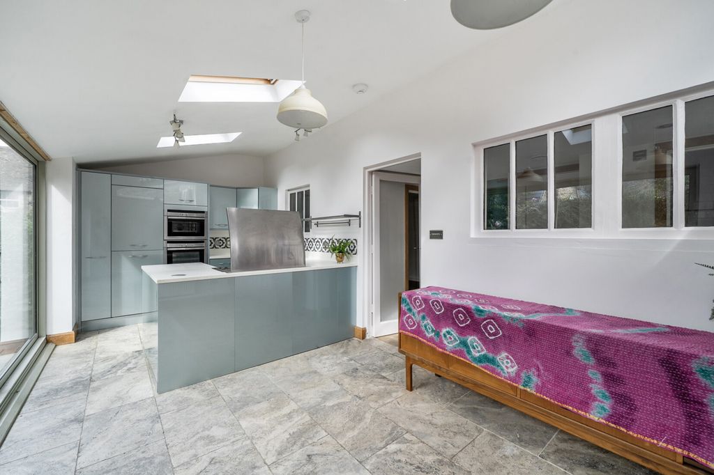 Property photo 2 of 21 Kitchen/Reception