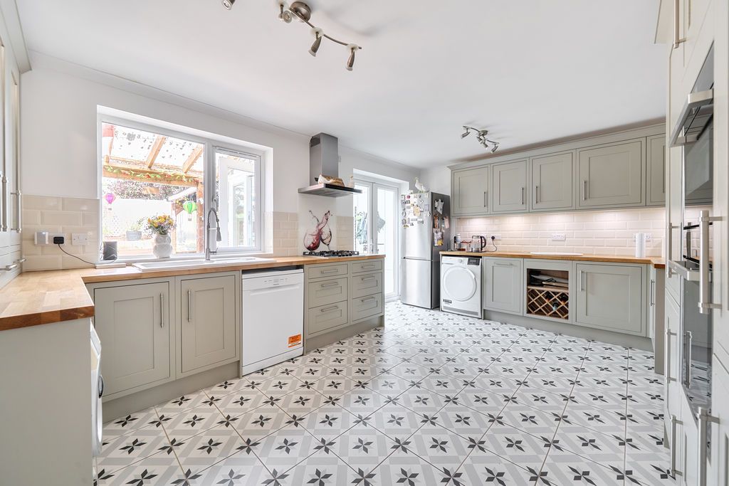 Property photo 3 of 17 Kitchen