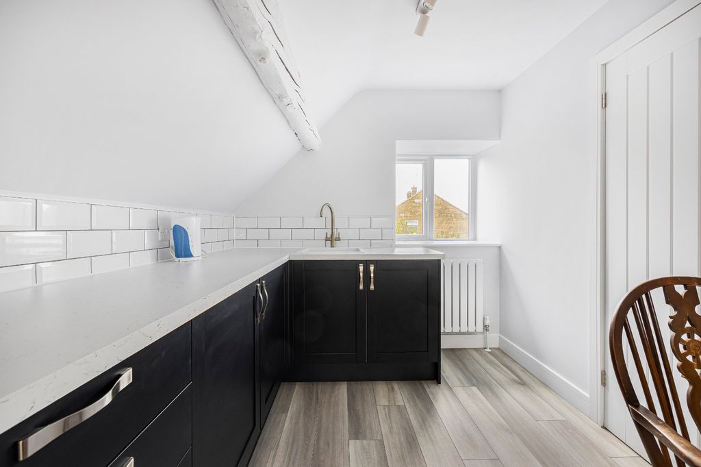 Property photo 3 of 11 Kitchen