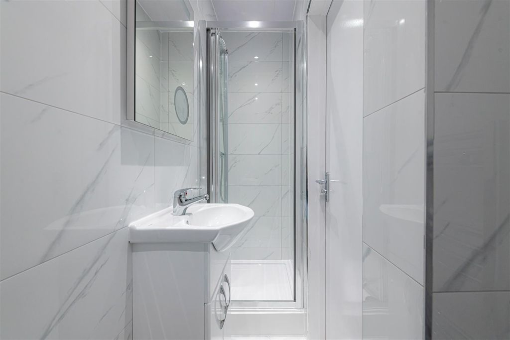 Property photo 3 of 7 Ensuite