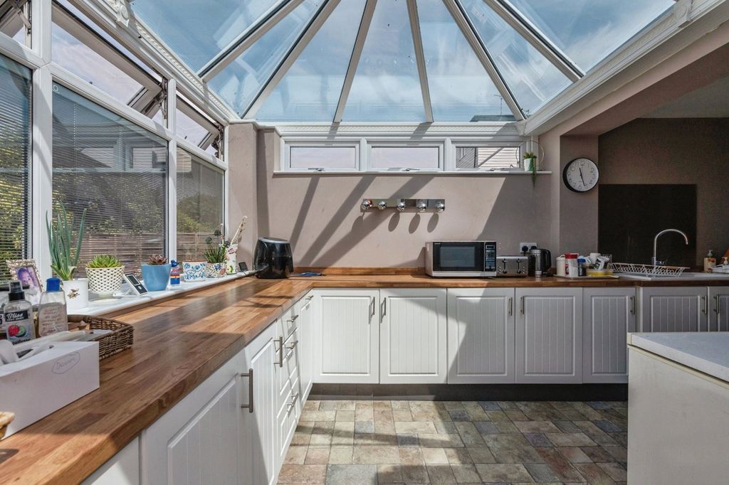 Property photo 3 of 17 Kitchen
