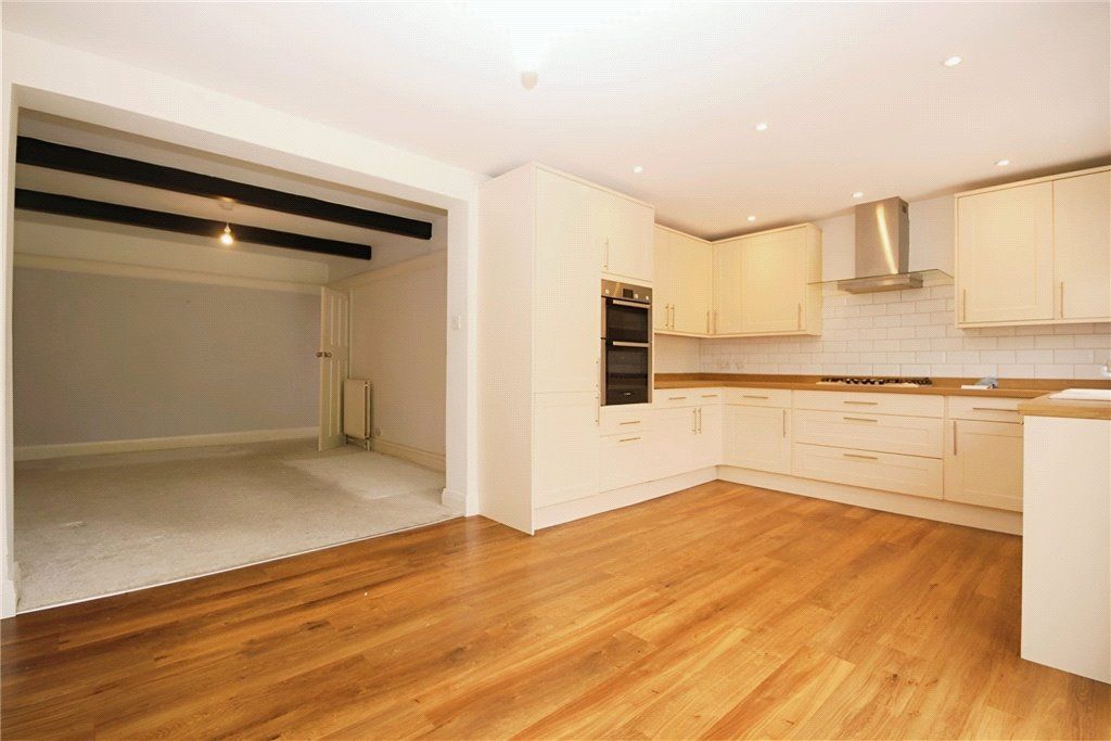 Property photo 3 of 11 Kitchen