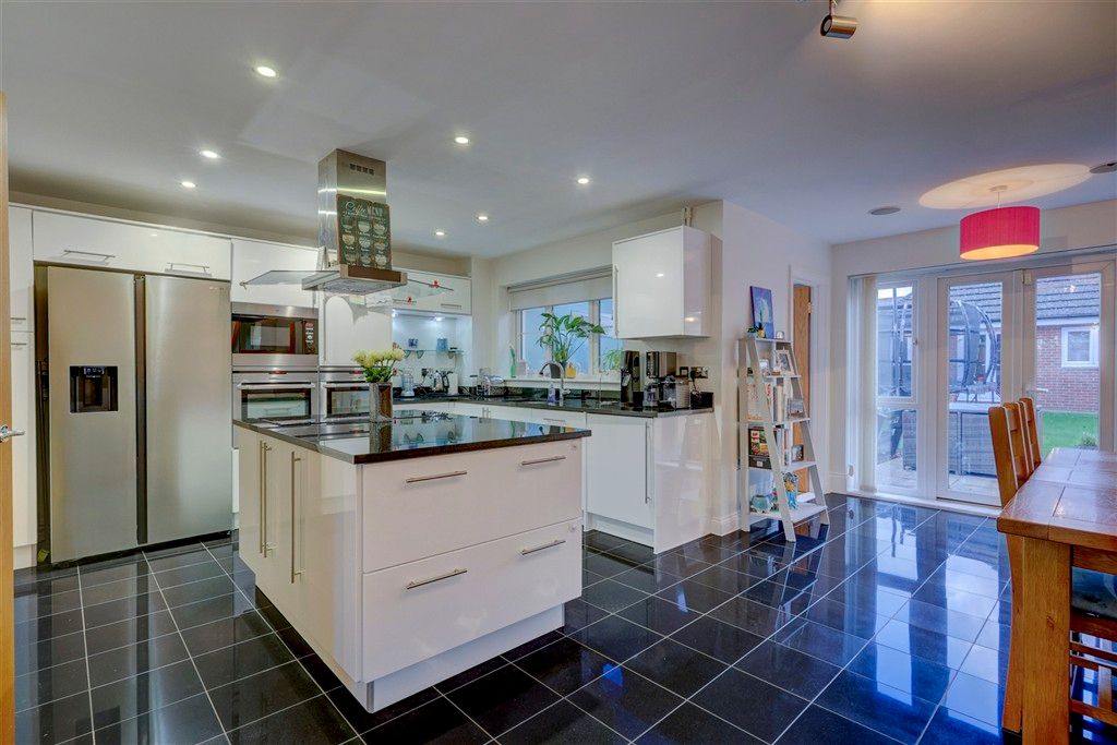 Property photo 3 of 6 Kitchen/Dining Room