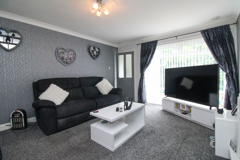 Property photo 3 of 11 Lounge