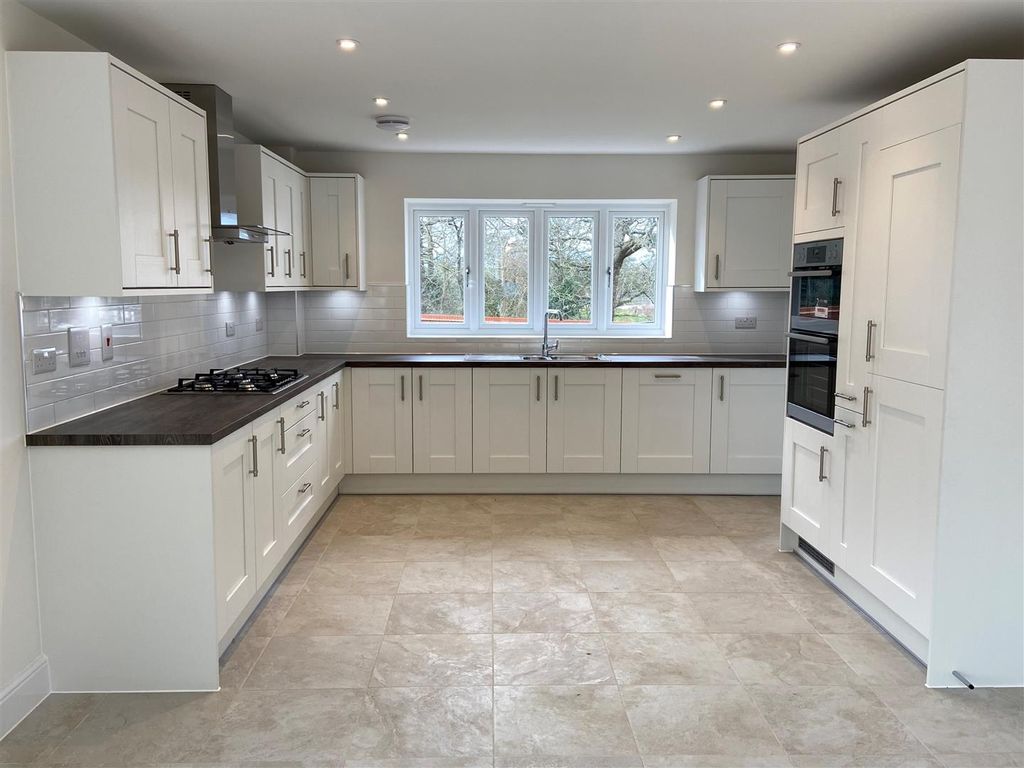 Property photo 2 of 8 Kitchen