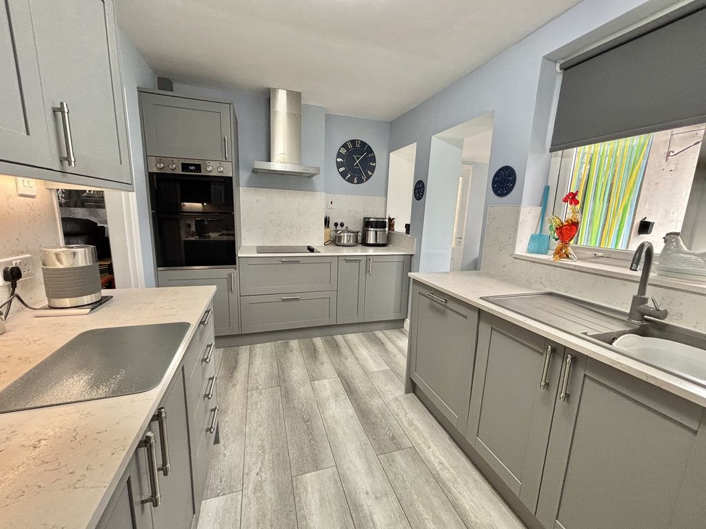 Property photo 3 of 13 Kitchen