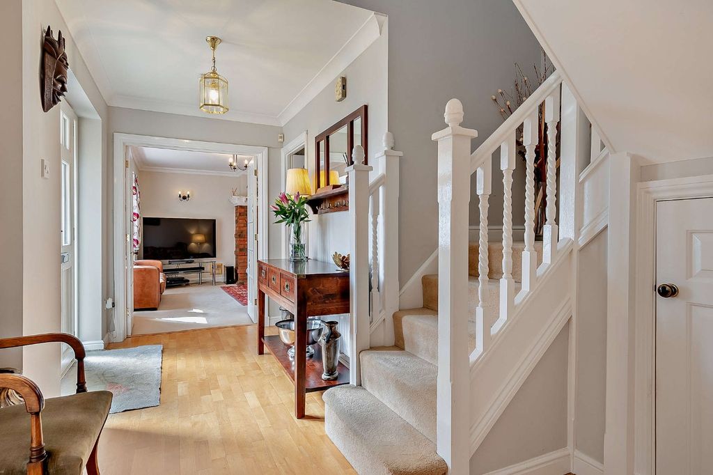 Property photo 2 of 24 Entrance Hall