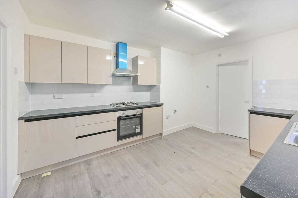 Property photo 3 of 32