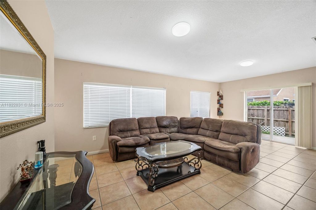 Property photo 3 of 12 <Alttext/>