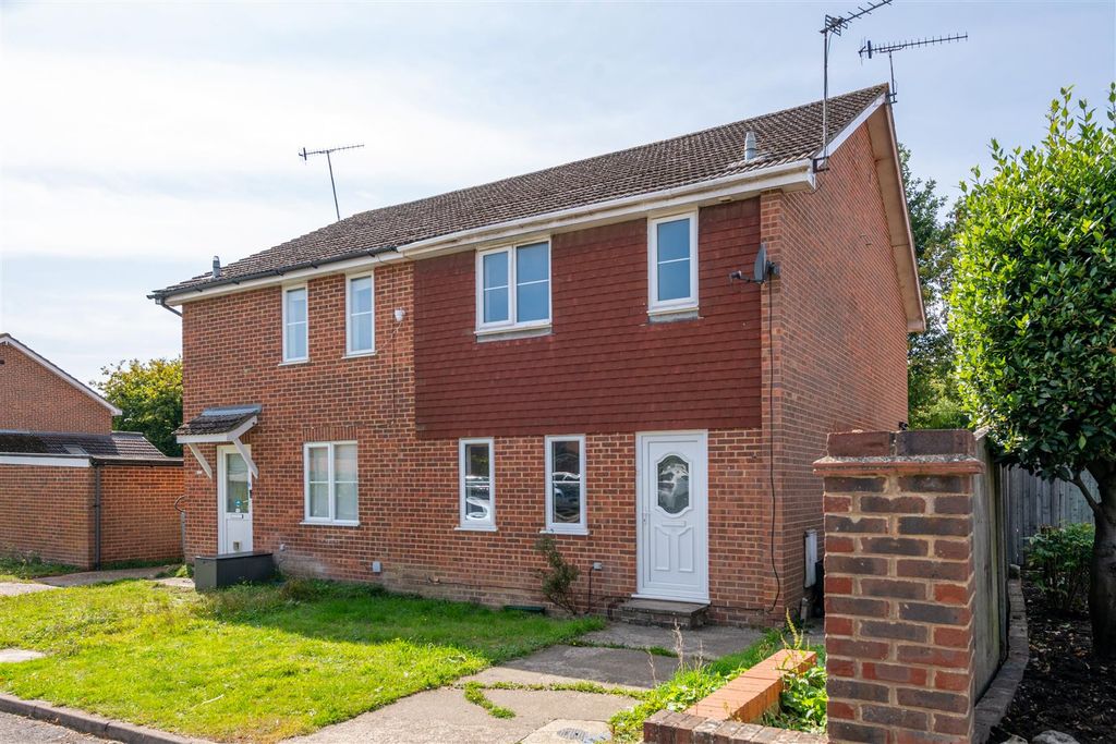 Property photo 1 of 10 26 Brookfield Close Externals-5.Jpg
