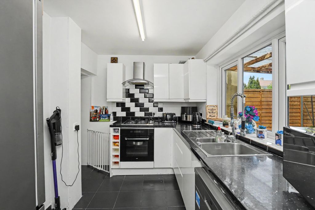 Property photo 3 of 27 Kitchen