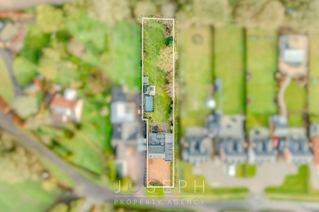 Property photo 2 of 27