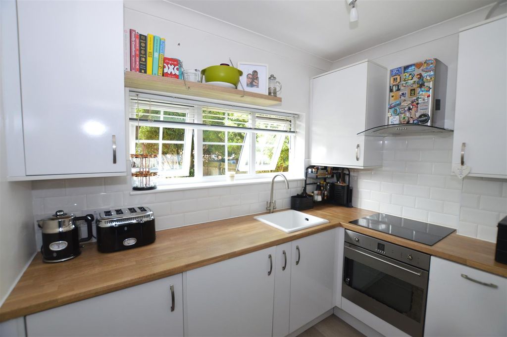 Property photo 2 of 12 48 Bramley Close Kit B.Jpg