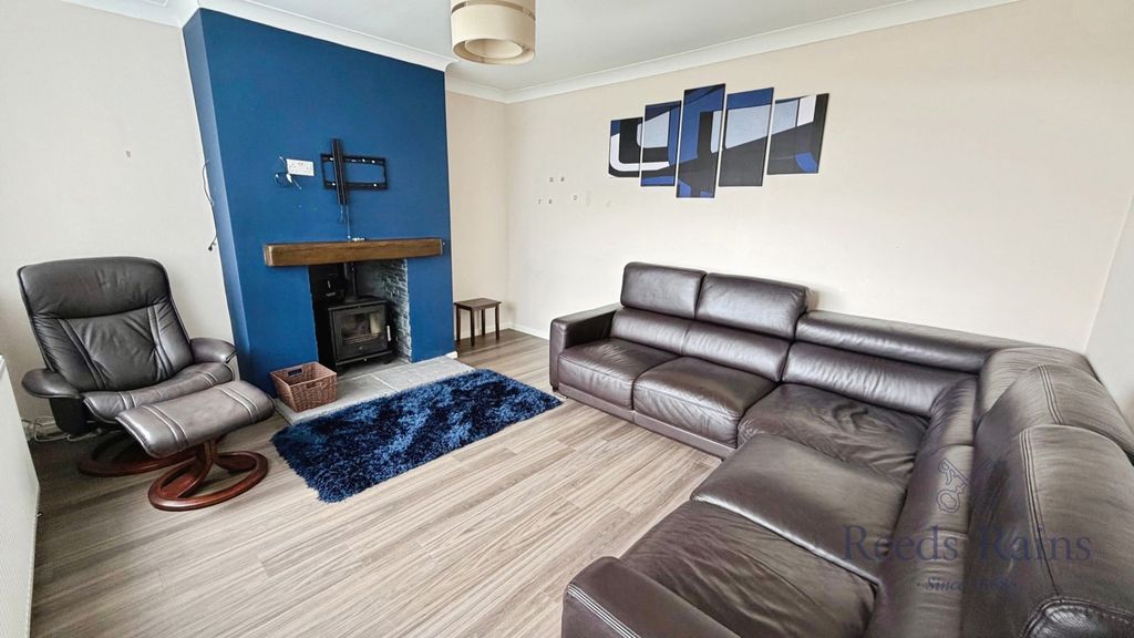 Property photo 2 of 17 Lounge