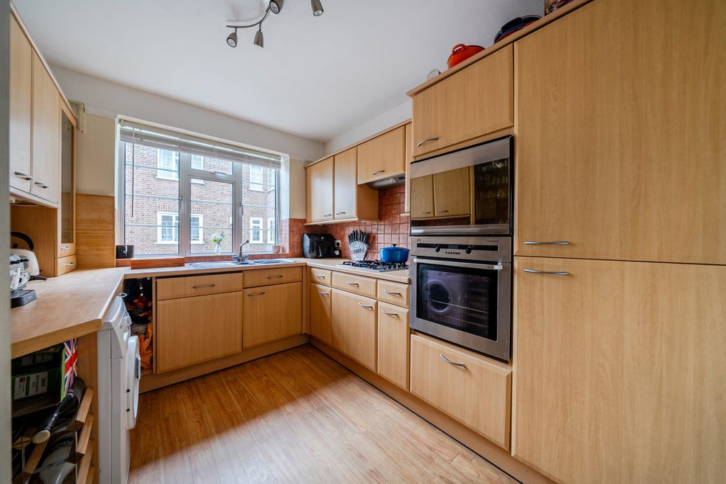 Property photo 3 of 19 Kitchen