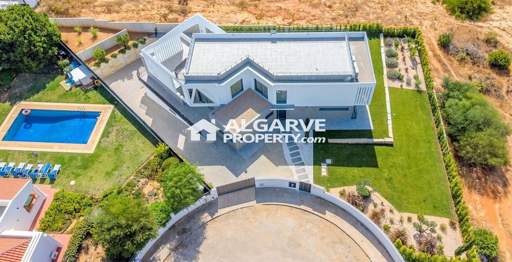 Property photo 1 of 69 Stunning 4 Bedroom Villa Close To The Beach In Galé, Algarve