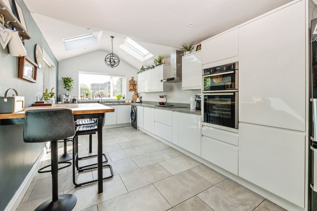 Property photo 3 of 16 Kitchen