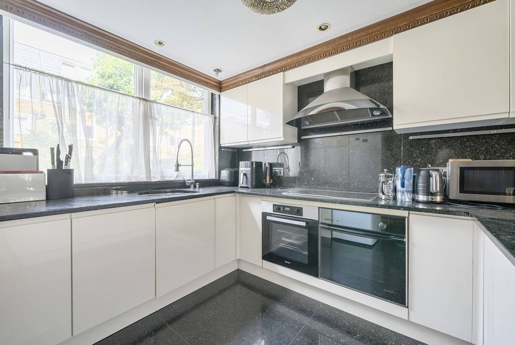 Property photo 3 of 18