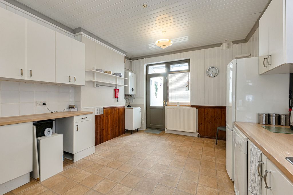 Property photo 2 of 31