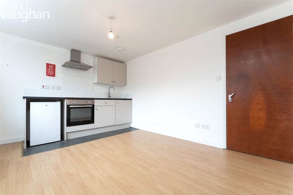 Property photo 2 of 5 Studio