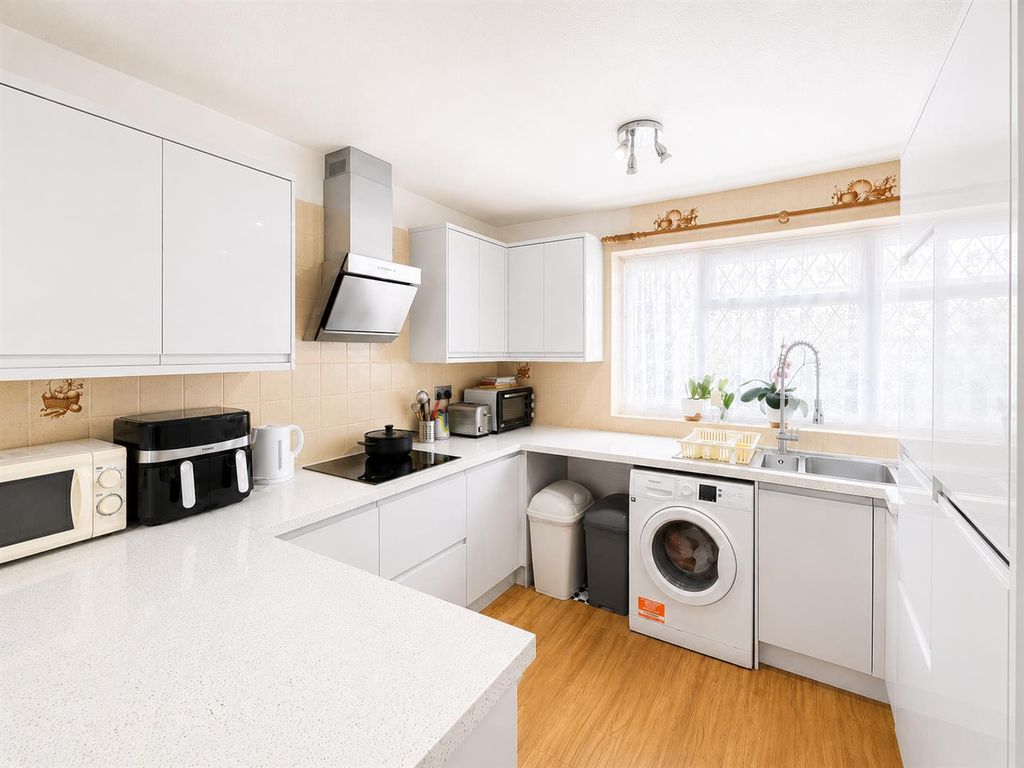 Property photo 2 of 10 Kitchen