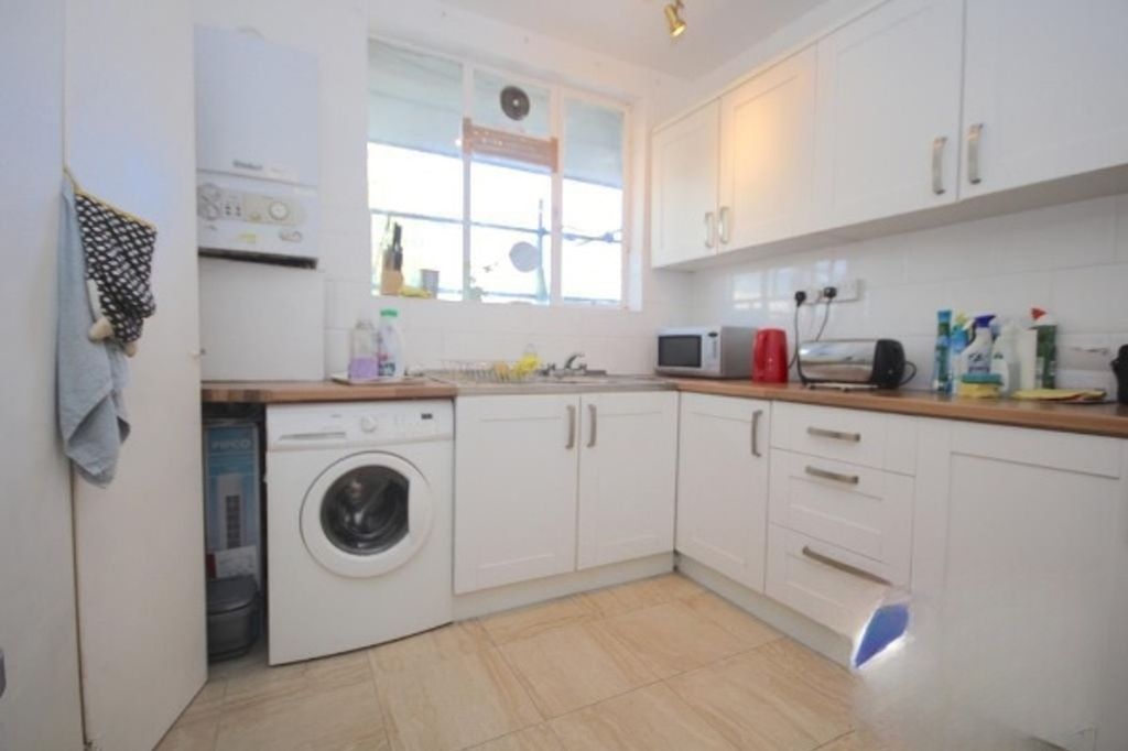 Property photo 1 of 10 A Bright And Tidy Kitchenette Featuring Modern App...