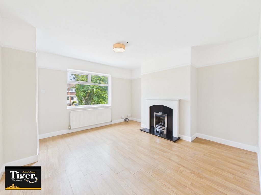 Property photo 3 of 14 Cam03440G0-Pr0618-Still005