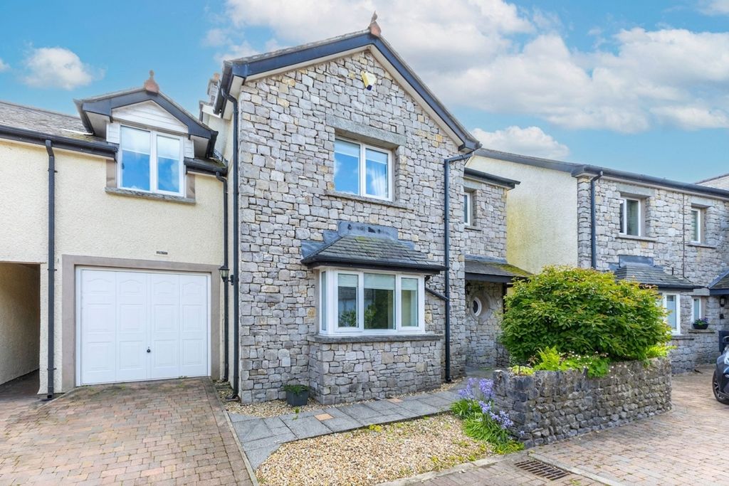 Property photo 1 of 32