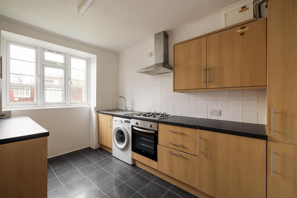 Property photo 3 of 16 Whitehall Road, E4