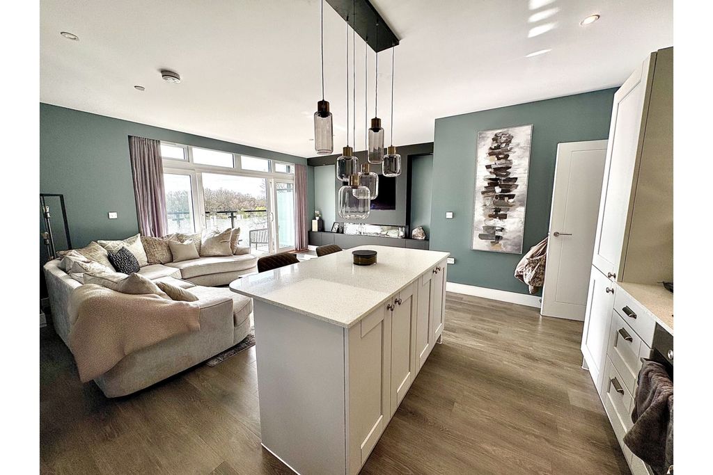 Property photo 2 of 23