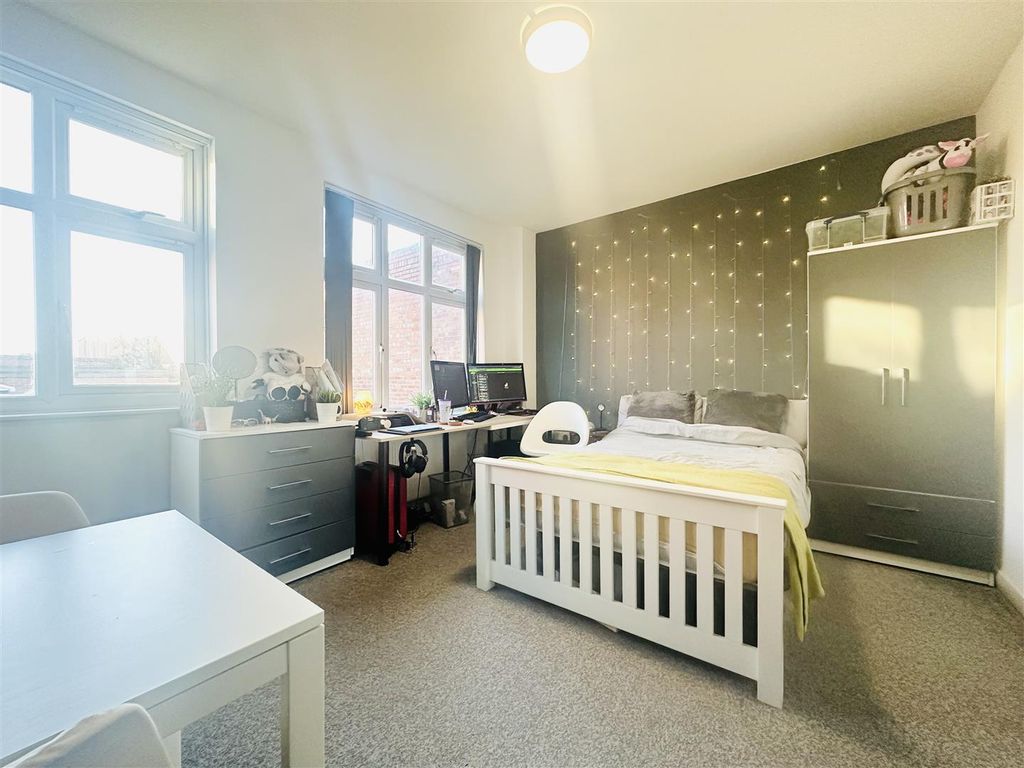 Property photo 1 of 7 Bedroom