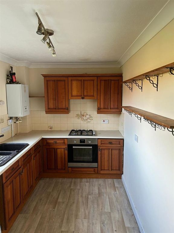 Property photo 3 of 10 Kitchen