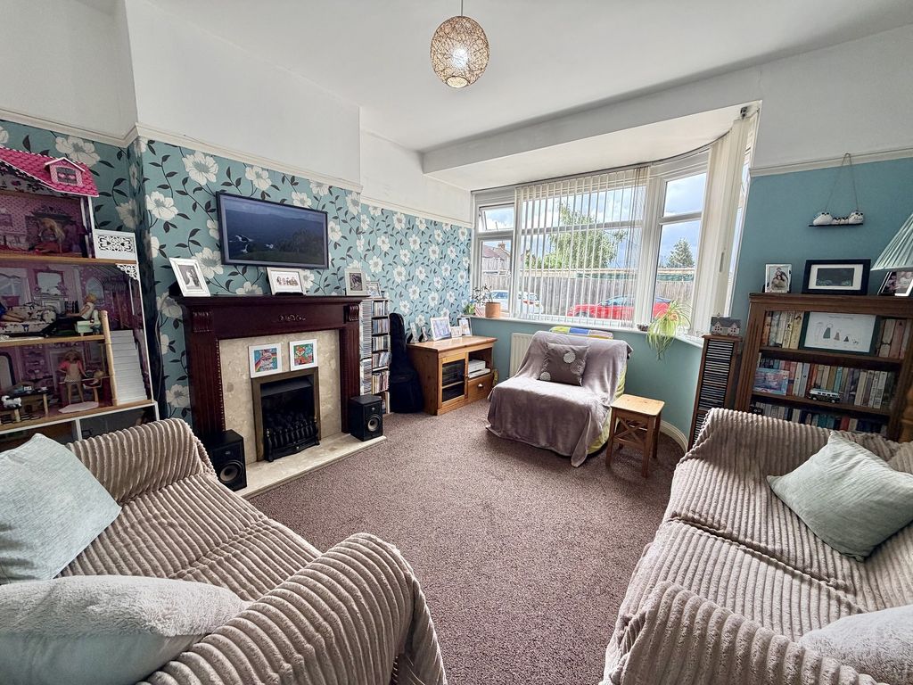 Property photo 3 of 11 Lounge
